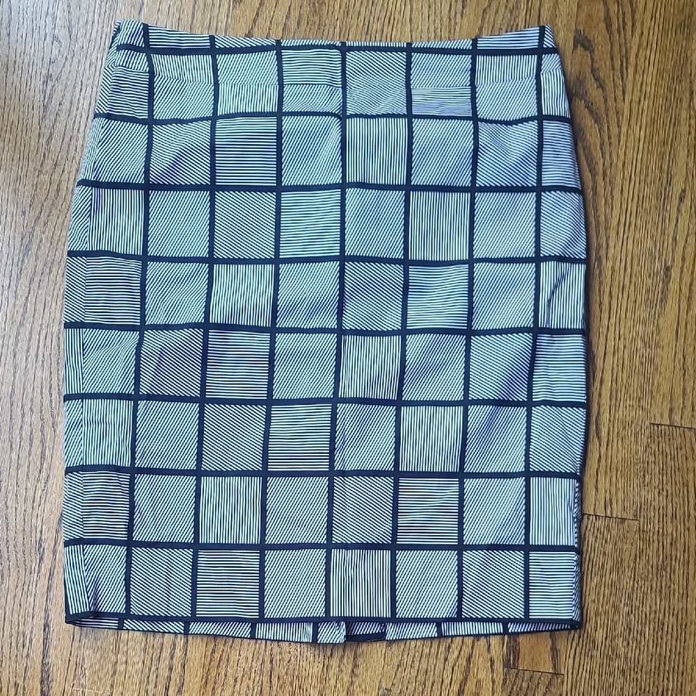Ann Taylor Black and White Geometric Mini Skirt